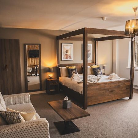 Crossways Hotel Wells Bagian luar foto A bedroom at The Old Vicarage Hotel