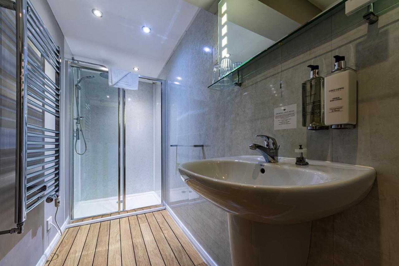 Crossways Hotel Wells Bagian luar foto A shower room