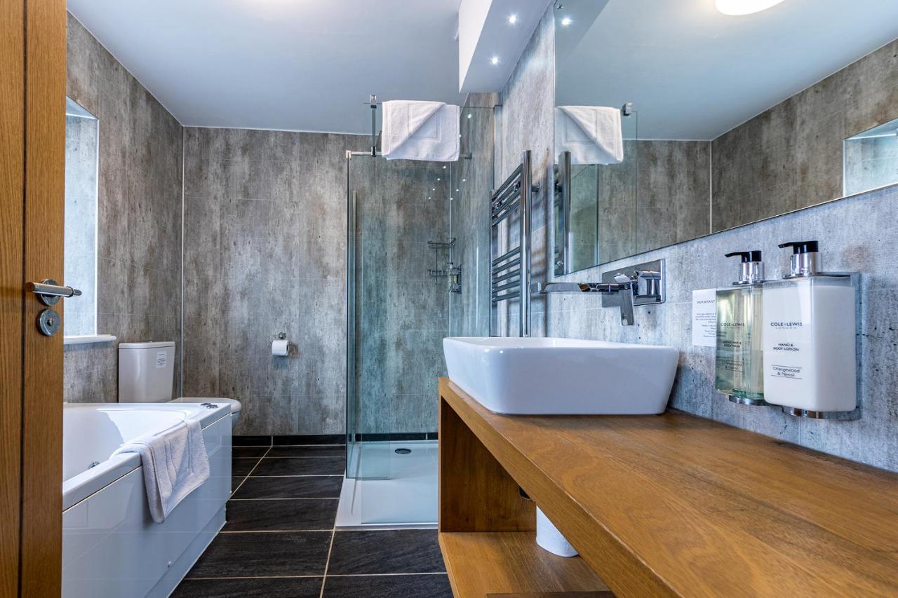 Crossways Hotel Wells Bagian luar foto Bathroom