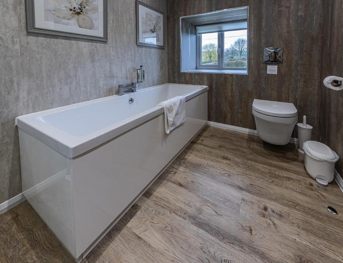 Crossways Hotel Wells Bagian luar foto Bathroom with a shower bath