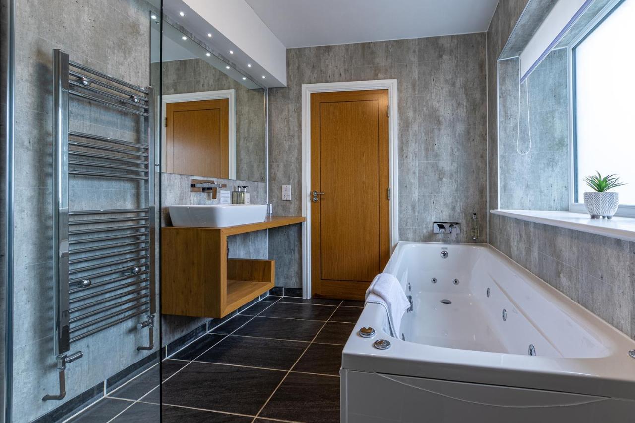 Crossways Hotel Wells Bagian luar foto Bathroom