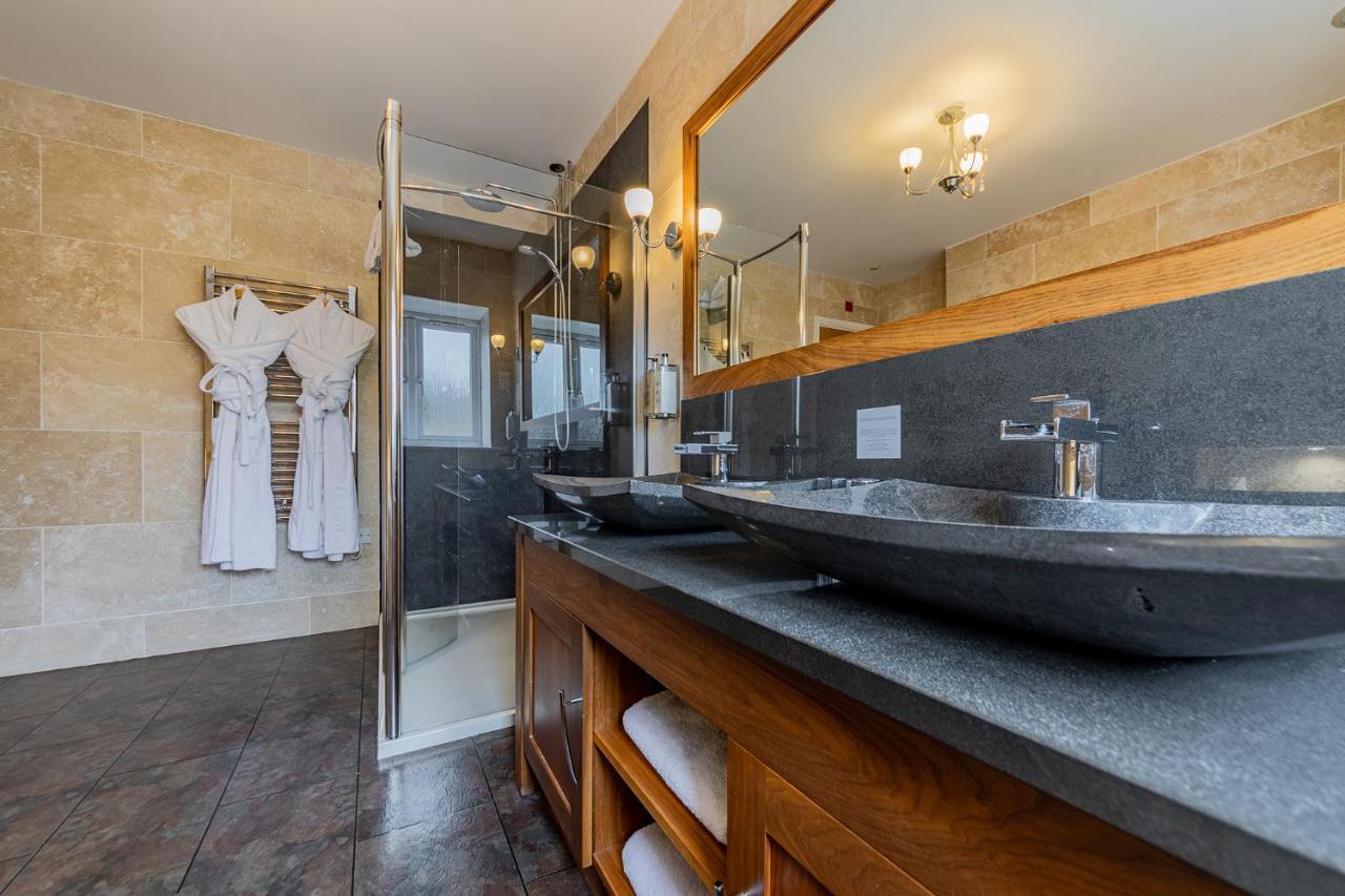 Crossways Hotel Wells Bagian luar foto Bathroom