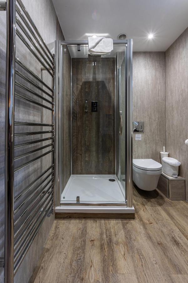 Crossways Hotel Wells Bagian luar foto A shower cubicle