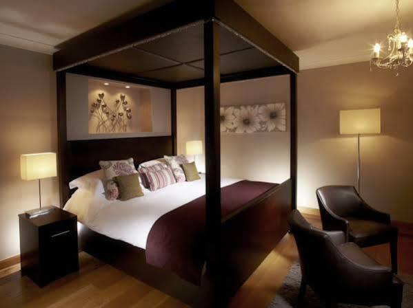 Crossways Hotel Wells Bagian luar foto A bedroom at The Berkeley