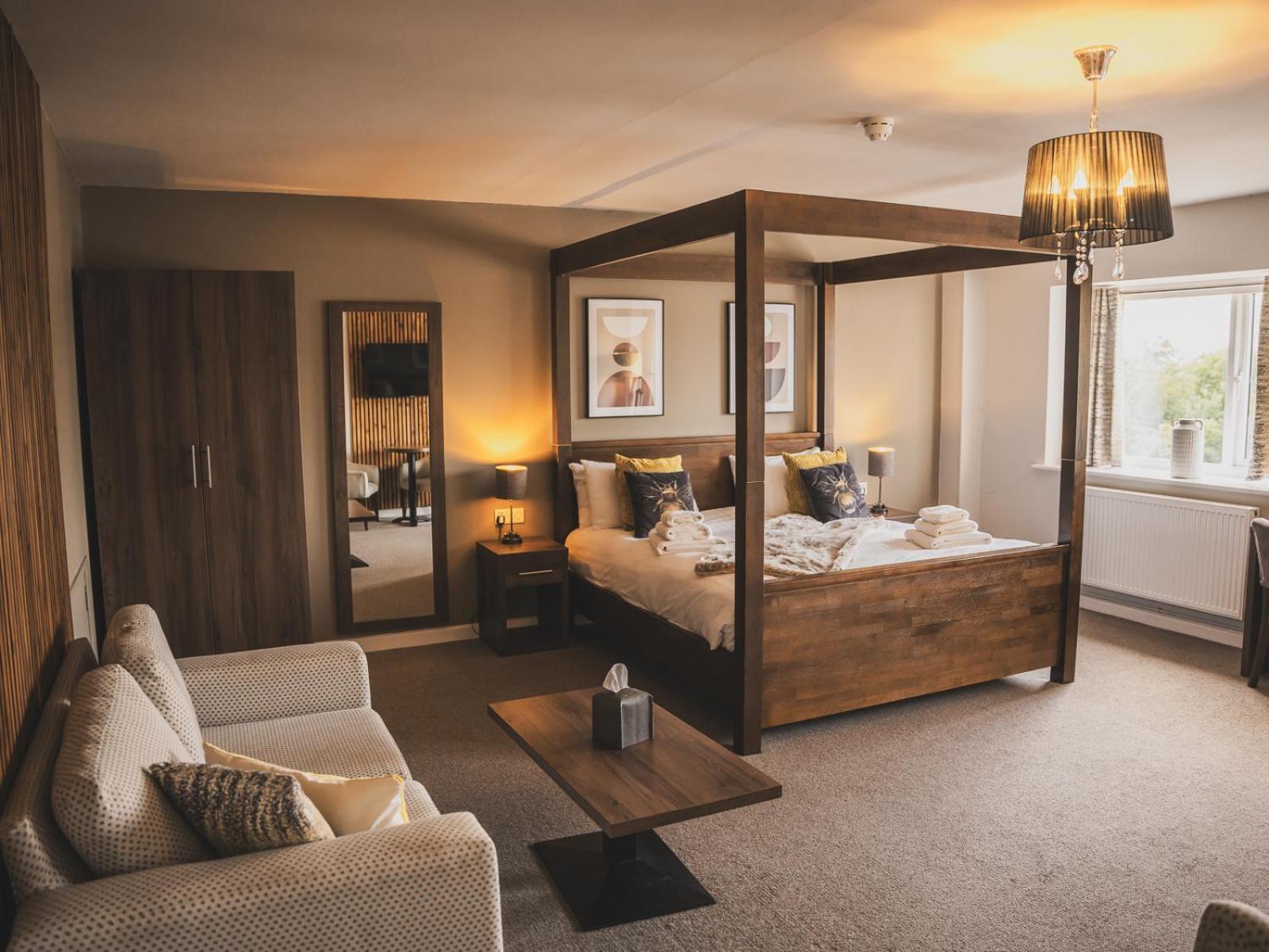 Crossways Hotel Wells Bagian luar foto A bedroom at The Old Vicarage Hotel