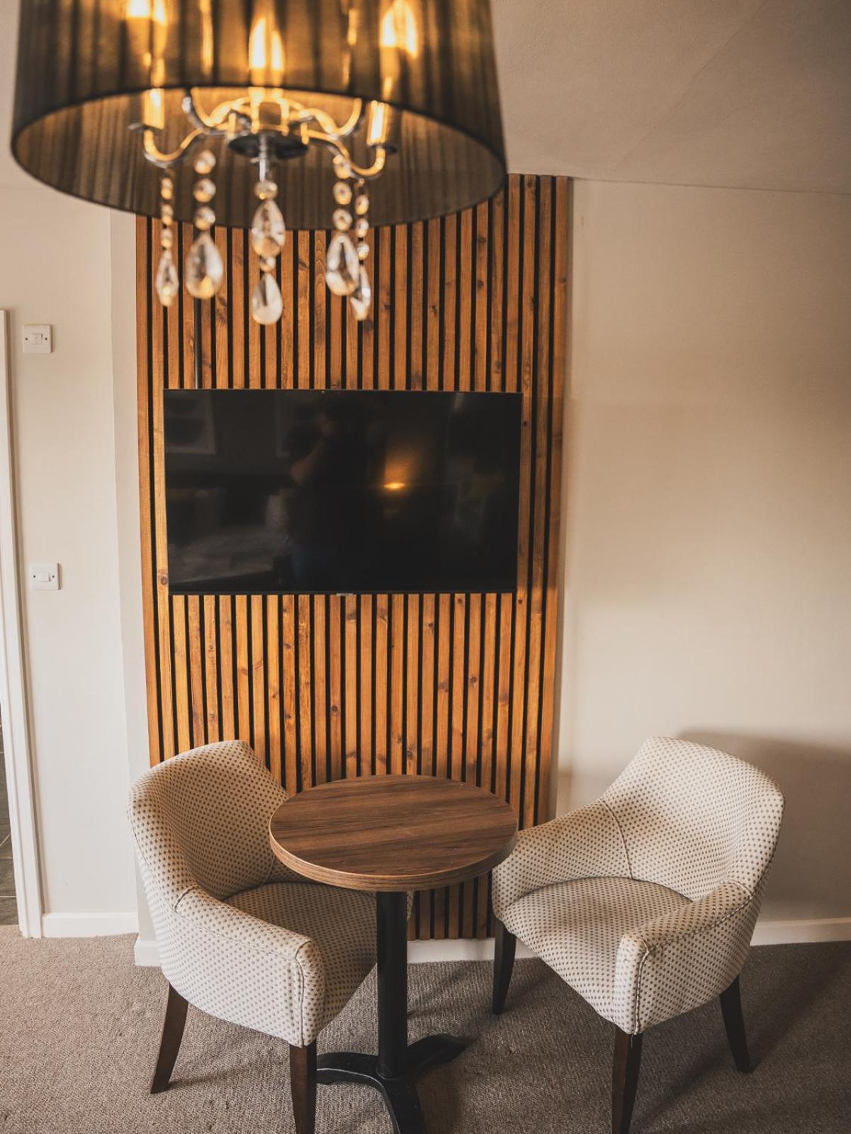 Crossways Hotel Wells Bagian luar foto