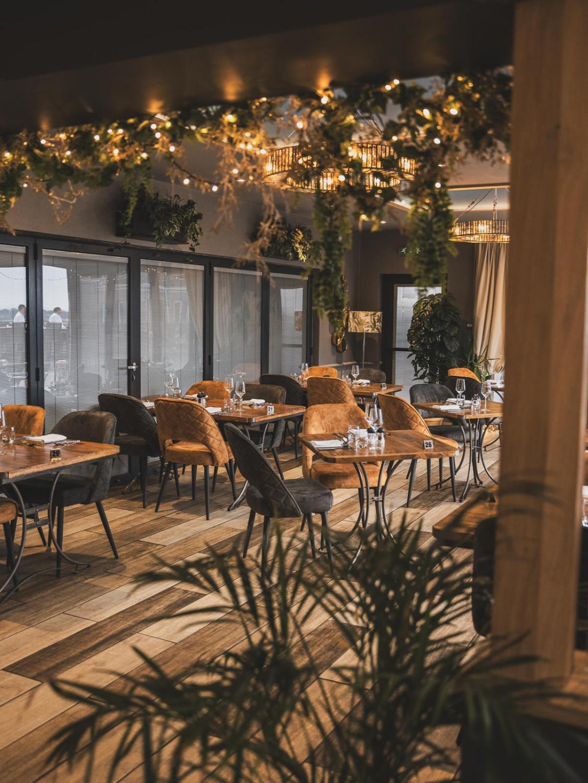 Crossways Hotel Wells Bagian luar foto Restaurant interior