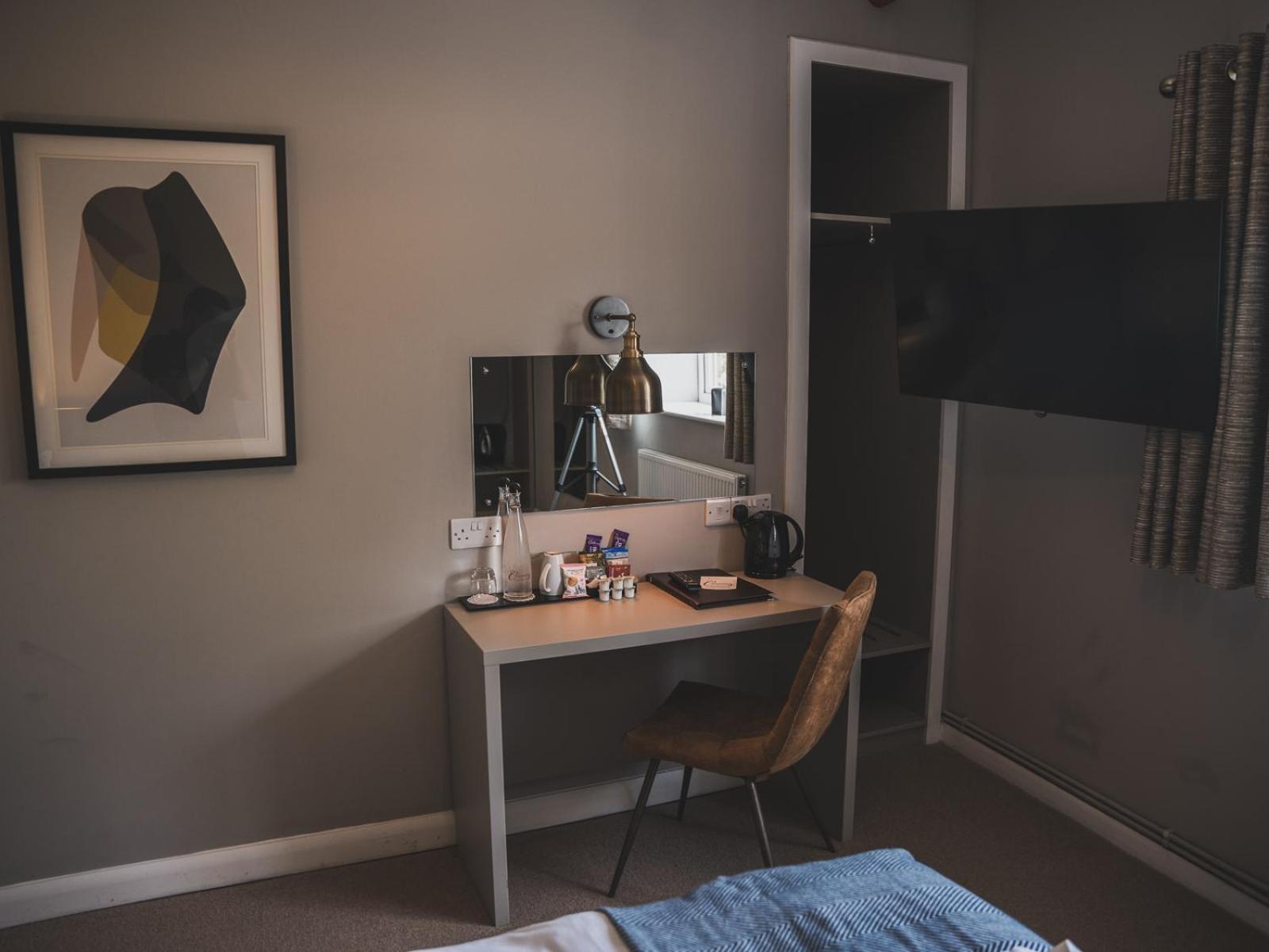 Crossways Hotel Wells Bagian luar foto A room at the hotel