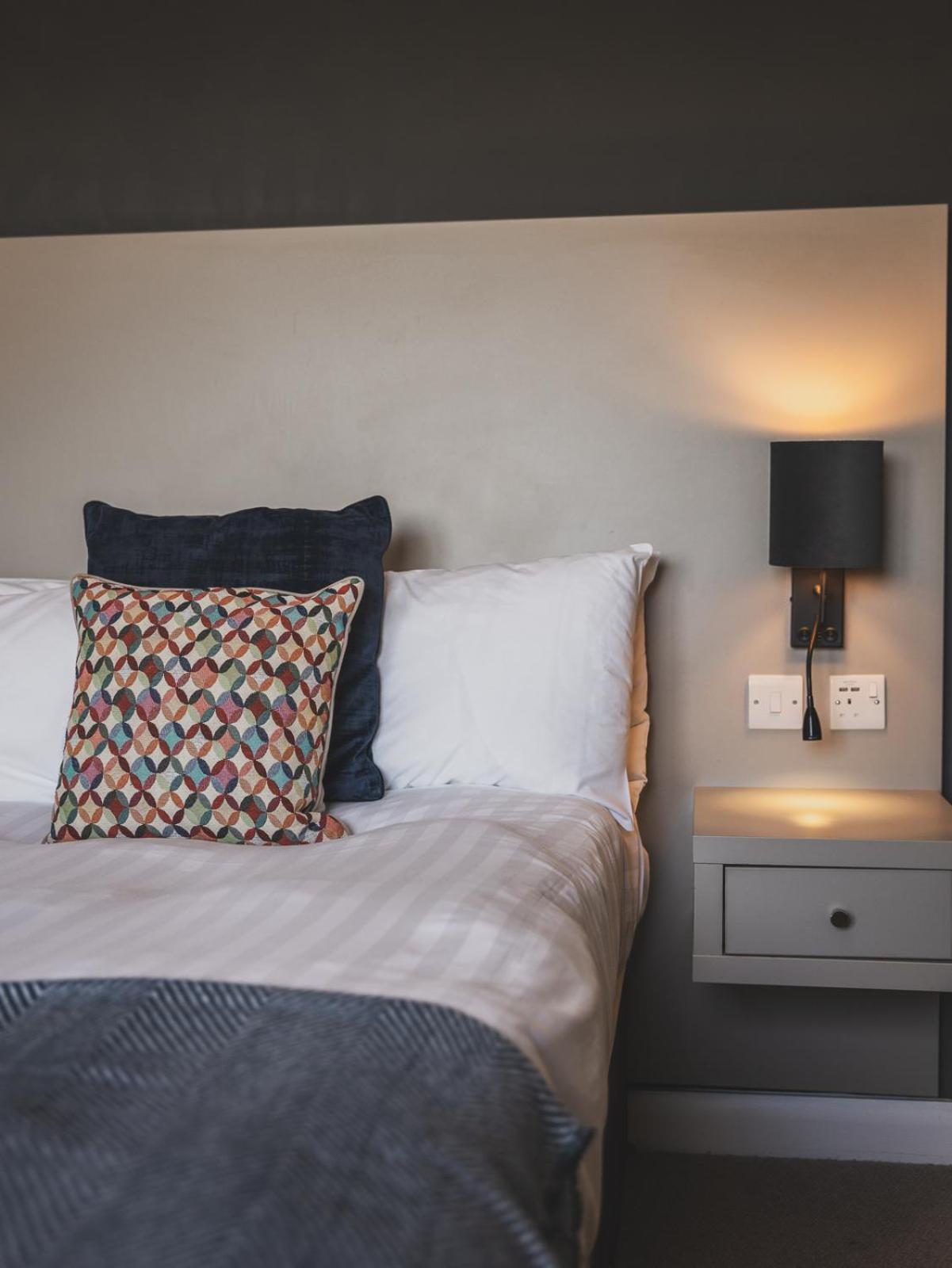 Crossways Hotel Wells Bagian luar foto A wall light