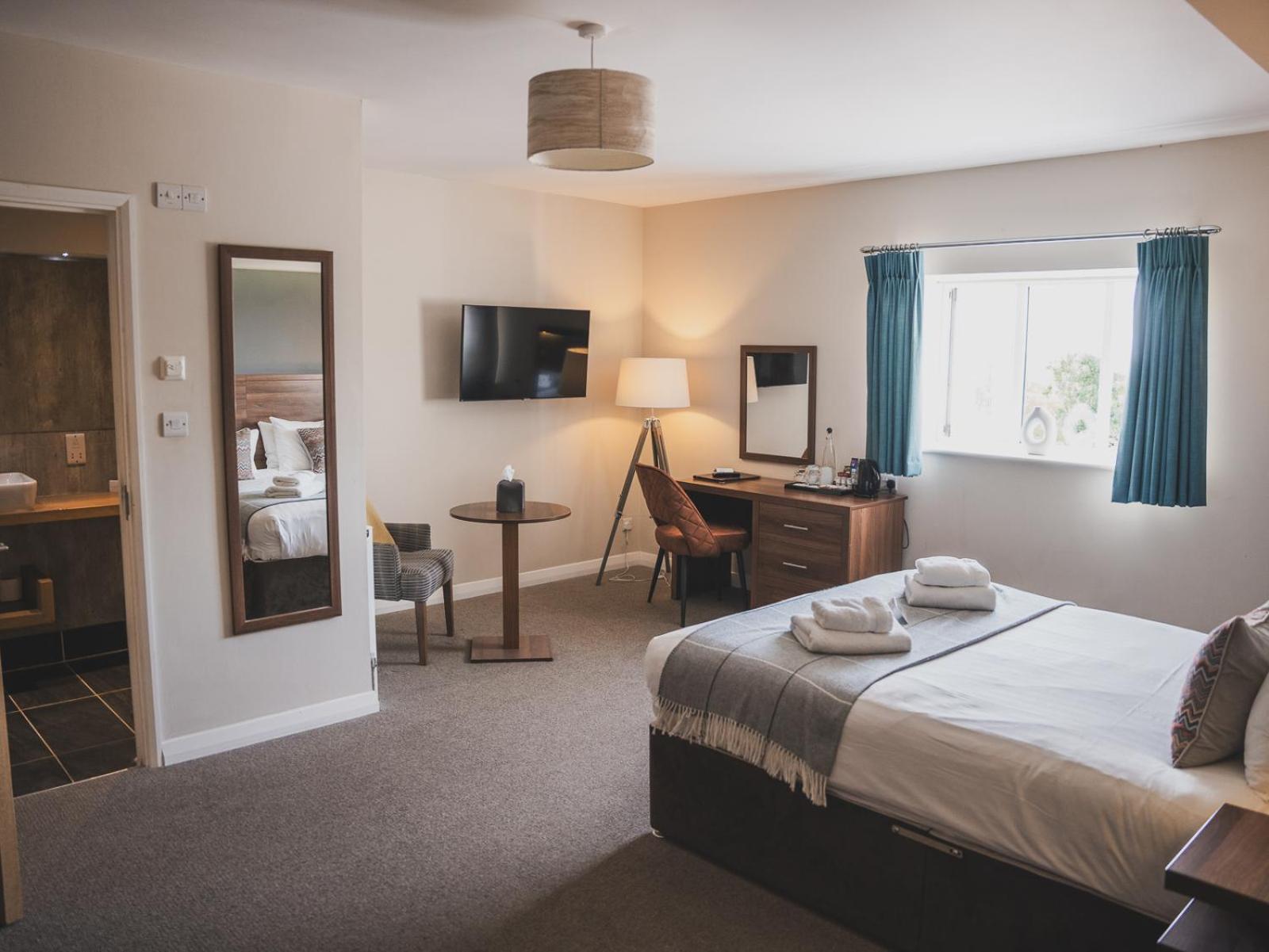 Crossways Hotel Wells Bagian luar foto A bedroom at the hotel