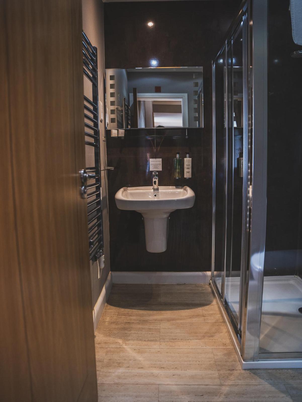 Crossways Hotel Wells Bagian luar foto A wet room in a hotel