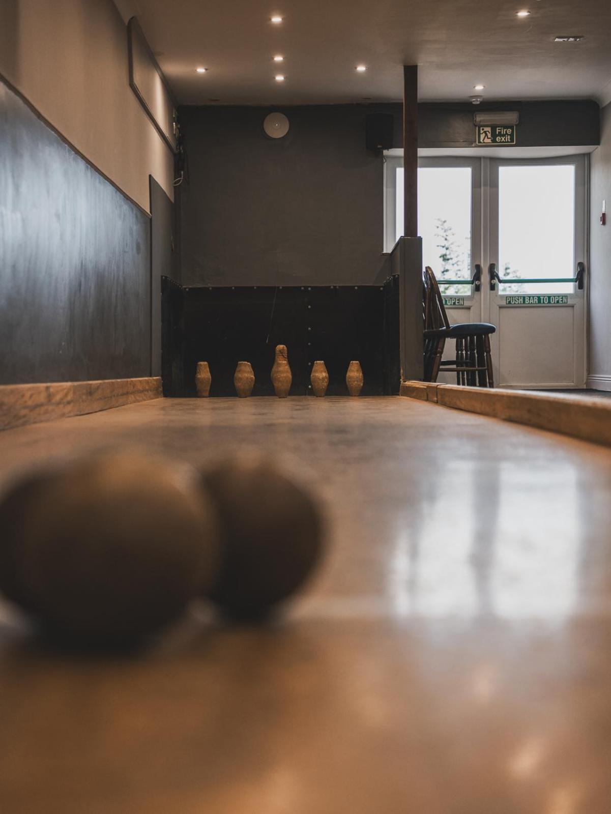 Crossways Hotel Wells Bagian luar foto A bowling alley