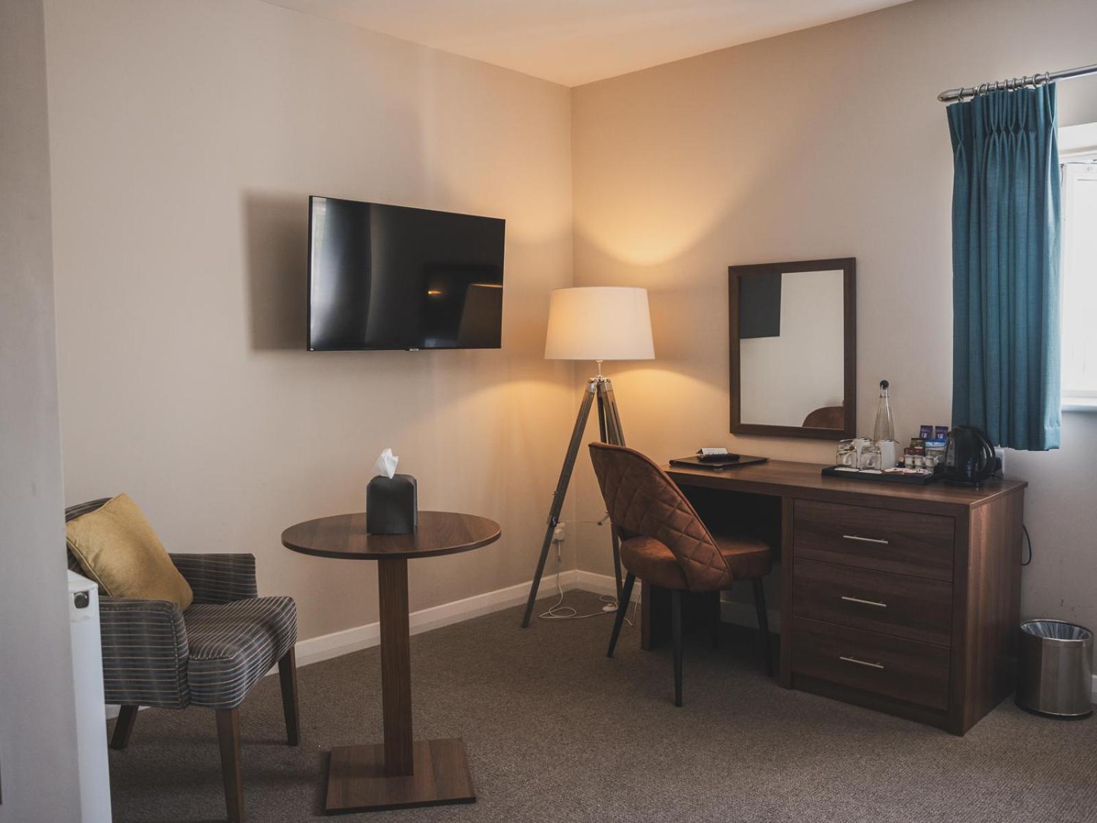 Crossways Hotel Wells Bagian luar foto A room at the hotel