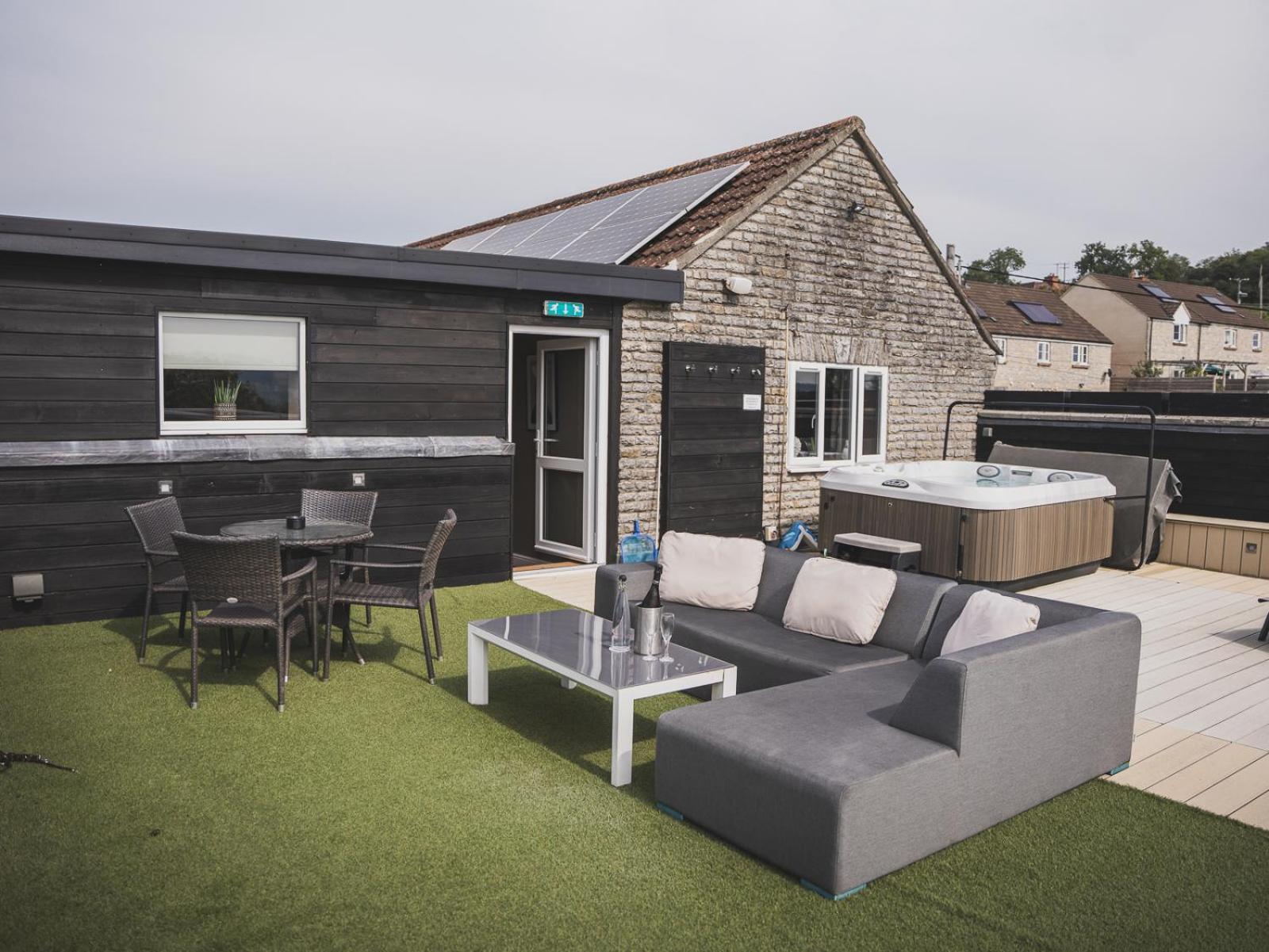 Crossways Hotel Wells Bagian luar foto The roof terrace at The Old Post Office