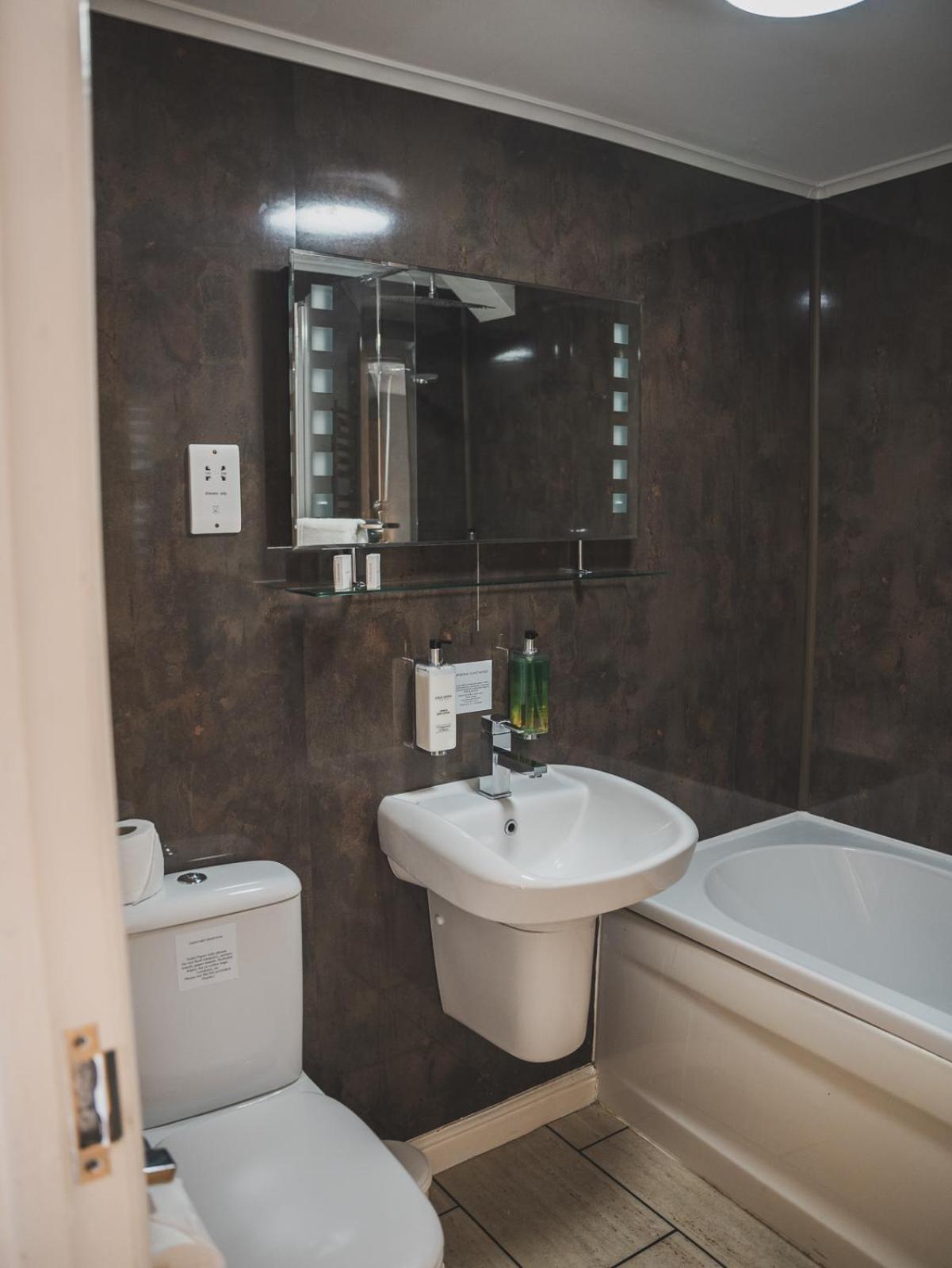 Crossways Hotel Wells Bagian luar foto Bathroom