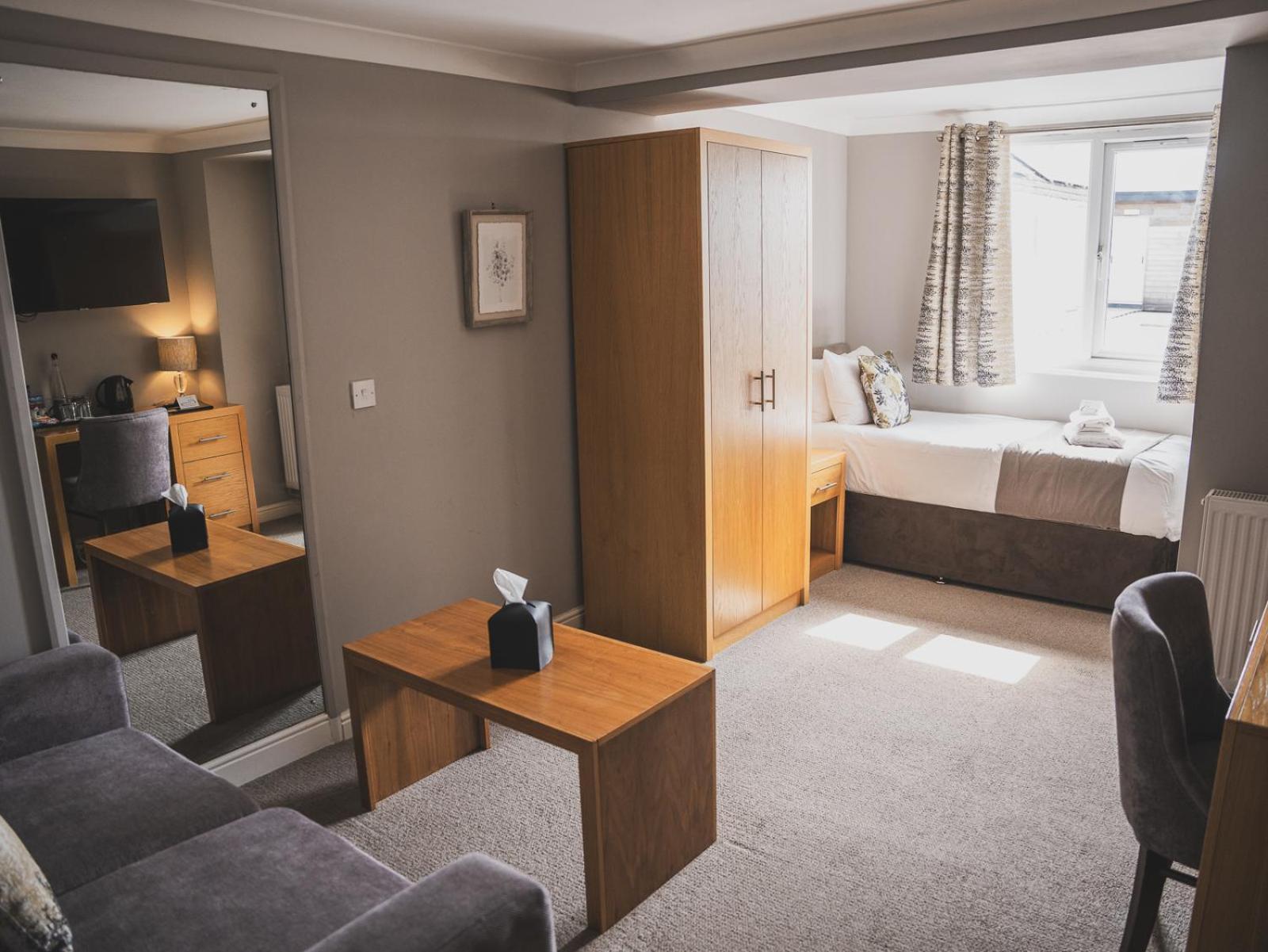Crossways Hotel Wells Bagian luar foto A room at the hotel
