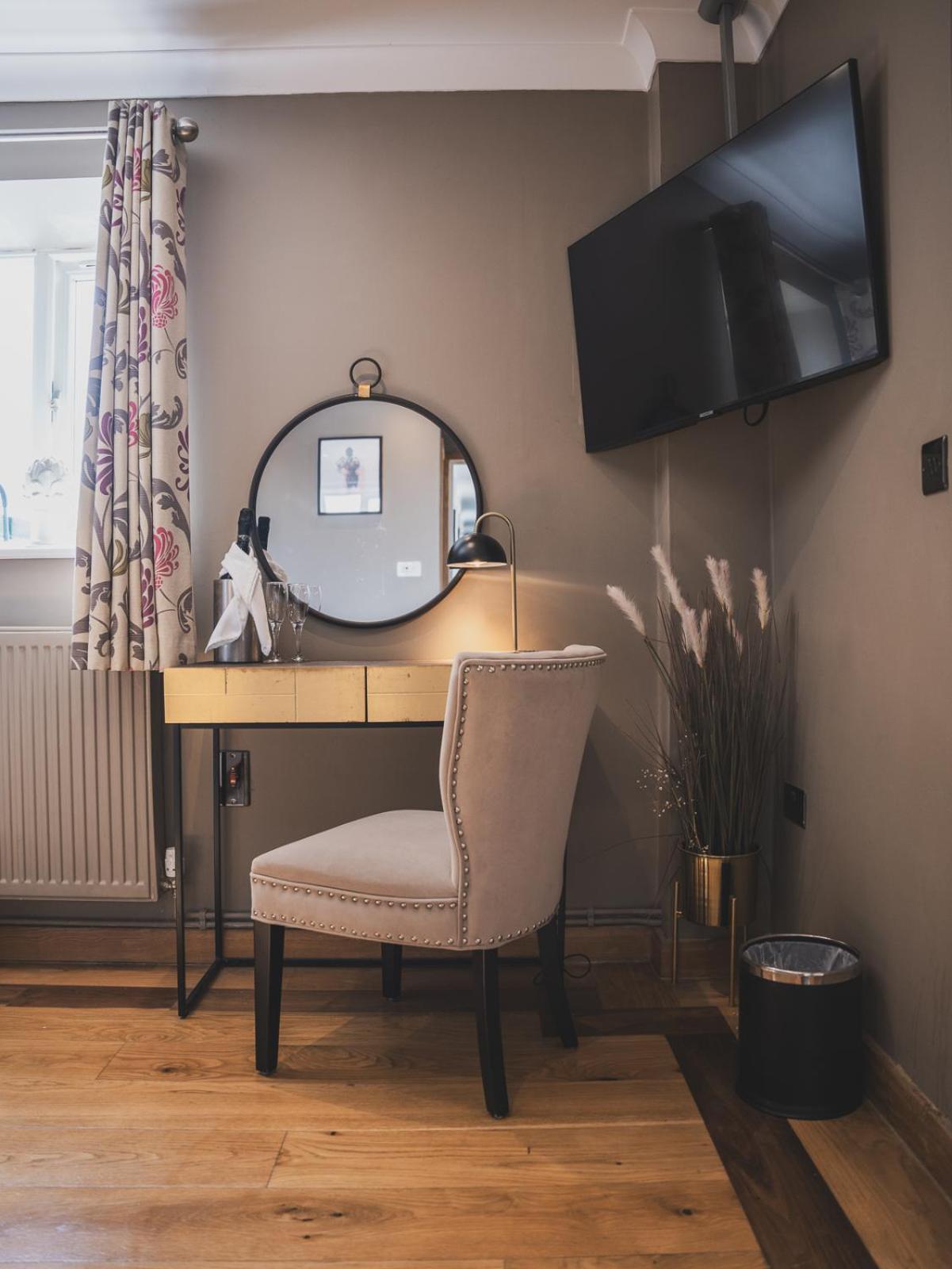 Crossways Hotel Wells Ruang foto A dressing table in a bedroom