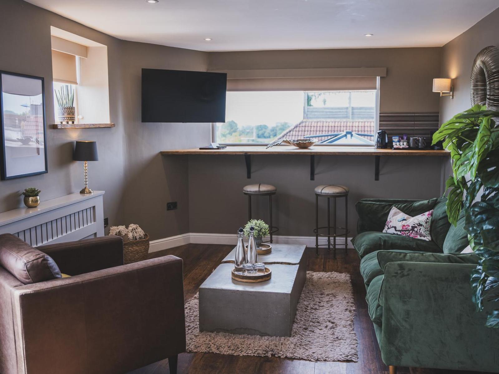 Crossways Hotel Wells Ruang foto The interior of a typical apartment at The Mill