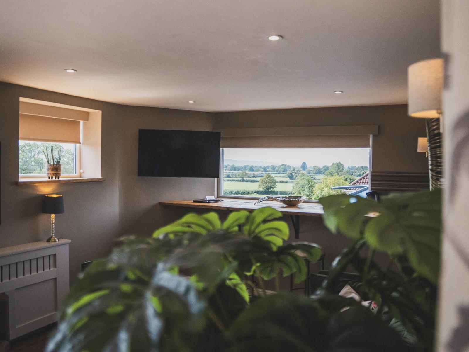 Crossways Hotel Wells Ruang foto The interior of the control tower at Cotswold Airport