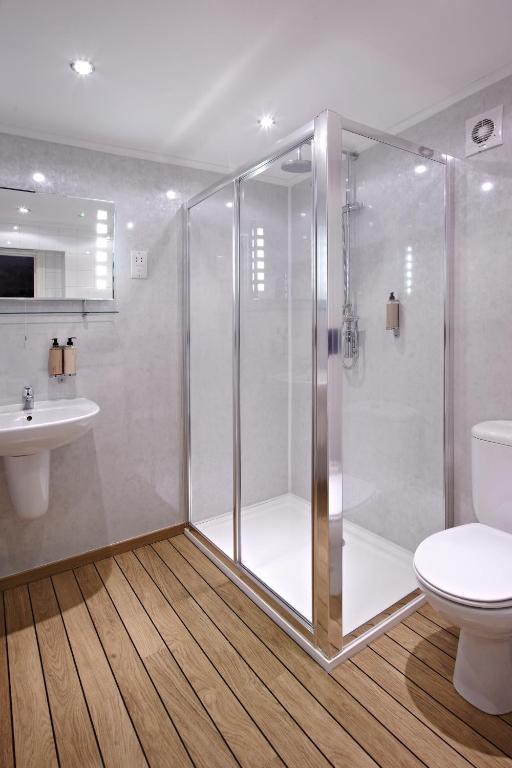 Crossways Hotel Wells Bagian luar foto A shower cubicle
